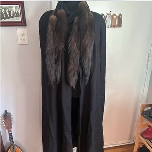 🖤 1950s Saks Fifth Avenue Black Wool Cape w/ Genuine Fur Trim George Simonton